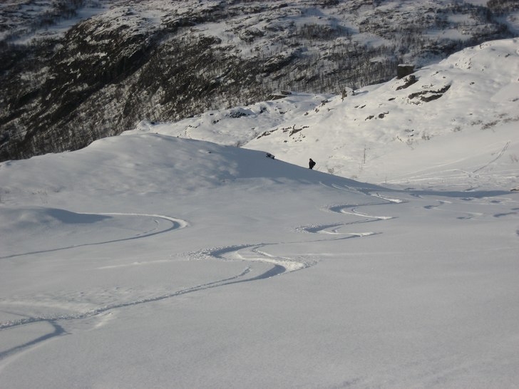 Härlig lössnöåkning i en backe bakom tv-tornet. Foto: Anna Kylner. Åkare: Mattias Kylner.