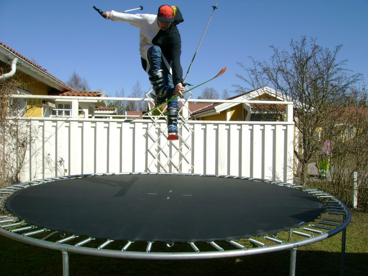 Hoppa med skidorna på studsmattan hemma. Foto: Rebecka Wiklander. Åkare: Adrian Sjöstrand.