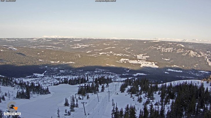 Lørdag 11 mars
Solen brøyter sin vei inn i lands.