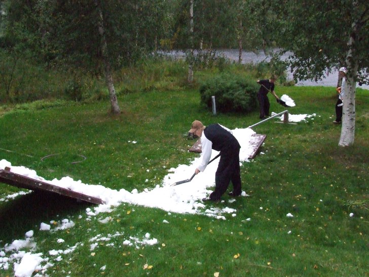 sommar rail på bakgården =) tog snö från ishal. Foto: jag(björn). Åkare: toni.