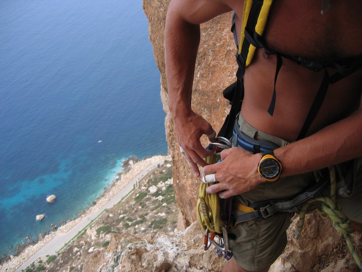 På standplats nånstans påväg upp. klippan är . Foto: Bahman Zadeh. Åkare: Daniel Carlsson.