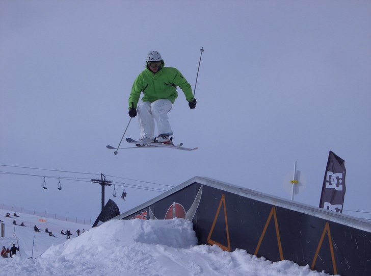 Skutt över ena delen av räjlet!. Foto: Pappa. Åkare: Kristoffer Hedlöf.