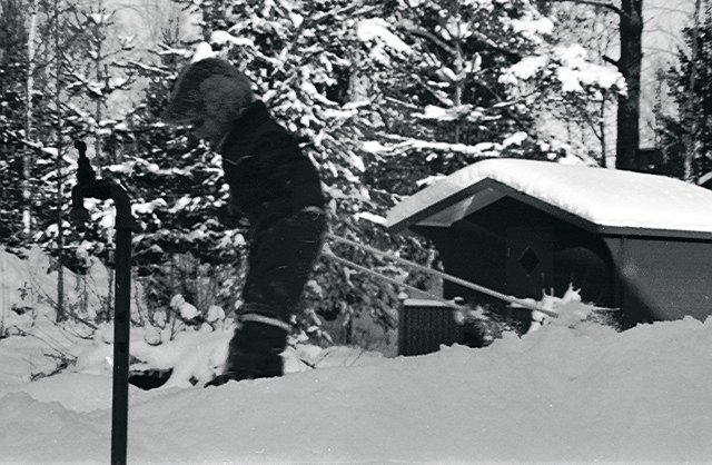 Det ska börjas i tid.
Jag på snöhögen hemma p. Foto: Dick Ekman. Åkare: Martin Ekman.