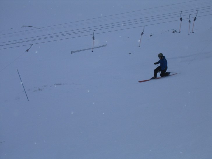 Jag har nu steget in i telemarkssvängen. Väldigt. Foto: Martin Bengtsson. Åkare: David Bengtsson.
