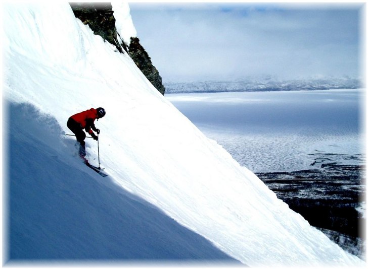 45grader  nedför. Foto: Johan Vall. Åkare: Jens Häggström.