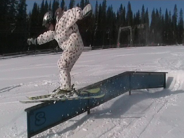 viktor ramlar nästan på kinken..