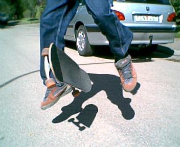 Varial kickflip. Foto: Axel Gustafsson. Åkare: Joakim Gustafsson.