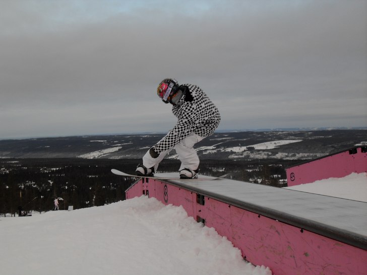 Jag glider i lindvallen. Foto: Filip Pettersson (powerOFF). Åkare: Calle Sköld.