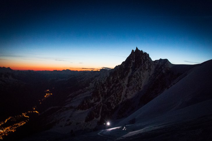 Aiguille du Midi i soluppgången med Chamonix lån. Foto: Erik Fröjdh.