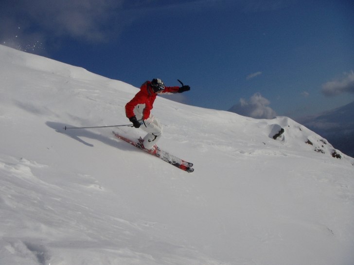 Drar in en sväng i lössnön på en av åsarna in. Foto: Peter Nilsson. Åkare: Alexander Engvall.