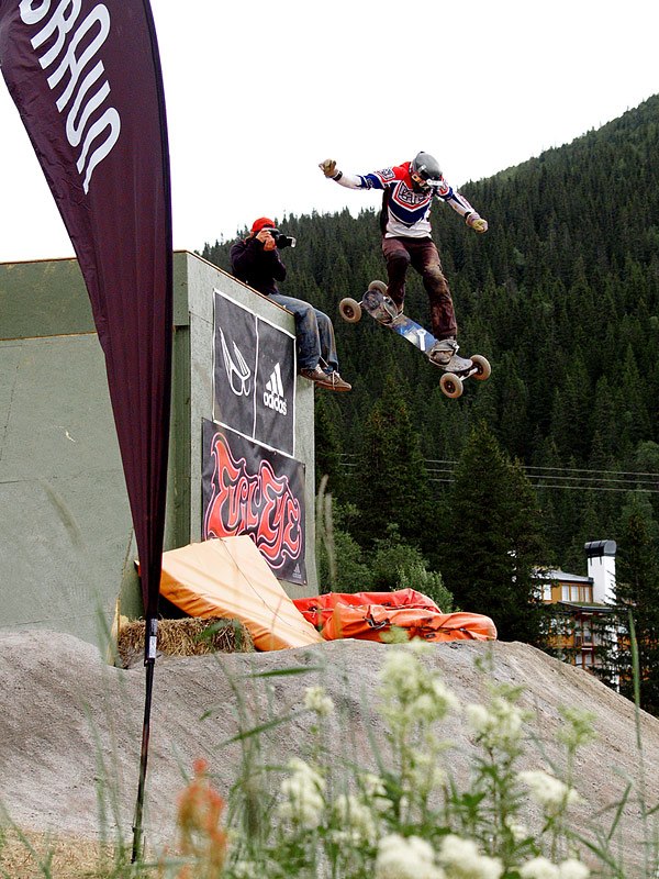 Mr dirtboard himself saftar utför boxen. Han bjö. Foto: Wolf Hörner. Åkare: Justin.