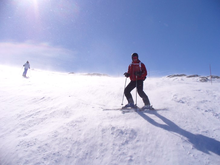 Blåsigt vid Cine de caron-toppen. Foto: Andreas Wickström. Åkare: Robert Sandberg.