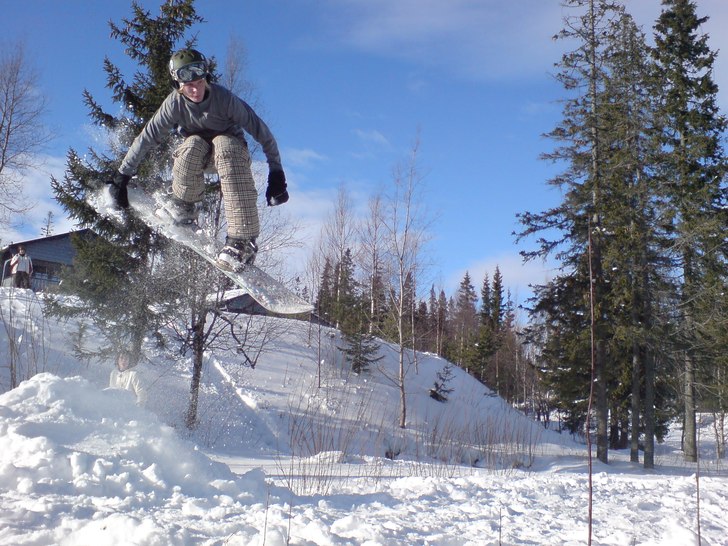 Lek med småhopp mellan stugorna. still the shit. Foto: Robin Isaksson. Åkare: Mattias Fredrikson.