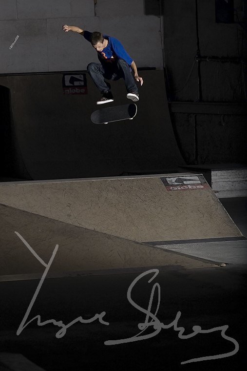 Kickflip. Foto: Yngve Staberg. Åkare: Fredrik Carlson.