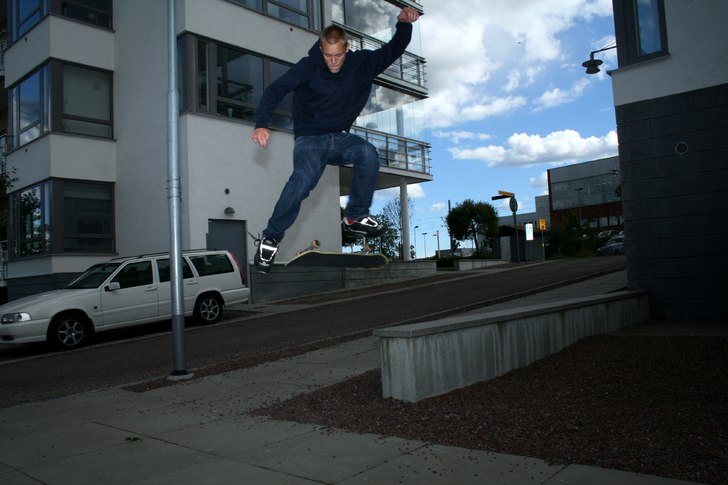 Philip flipar en sak. Foto: Simon Berggren. Åkare: Philip.