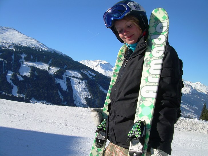 Mina nya skiiis!! . Foto: hemlis!. Åkare: Stina.