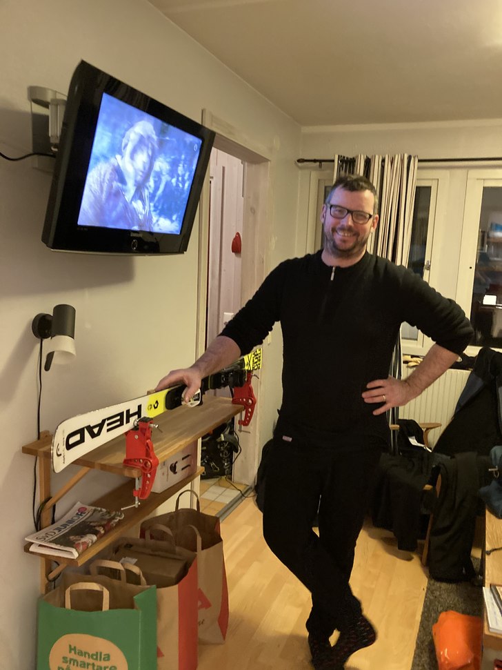 En vanlig kväll som slalomförälder. Jag slipar .