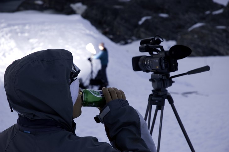 Foto: Ola Melin. Åkare: Filmaren Einar Lindgren trivdes fint i kvällssolen och lyxar till det med en öl ..
