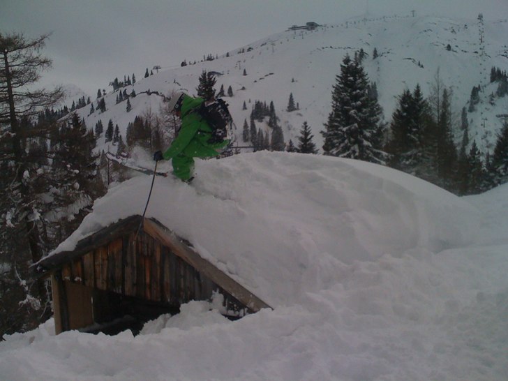 Lek på hustak.. Foto: Dan Cummings. Åkare: Viktor Fellnäs.