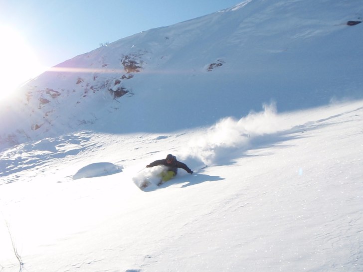 Lång sväng i bra snö nere i grytan.. Foto: Jonas Andersson. Åkare: Per Andersson.