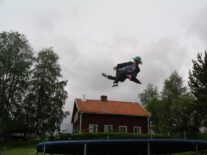 Kavaj och fin keps...  Precis efter skolavslutning. Foto: Fredrik. Åkare: Jesper Järnankar.