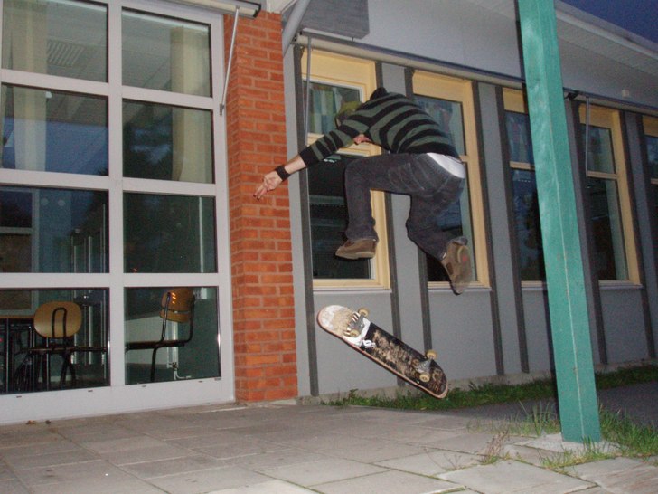 Liten seg Heelflip sådär på kvällskanten. Foto: Andre´ Stramd. Åkare: Jonatan bergström.