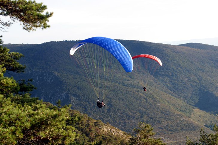 Suverän flygning i Provence.. Foto: Fredrik Gustavsson. Åkare: Fredrik Martinsson.