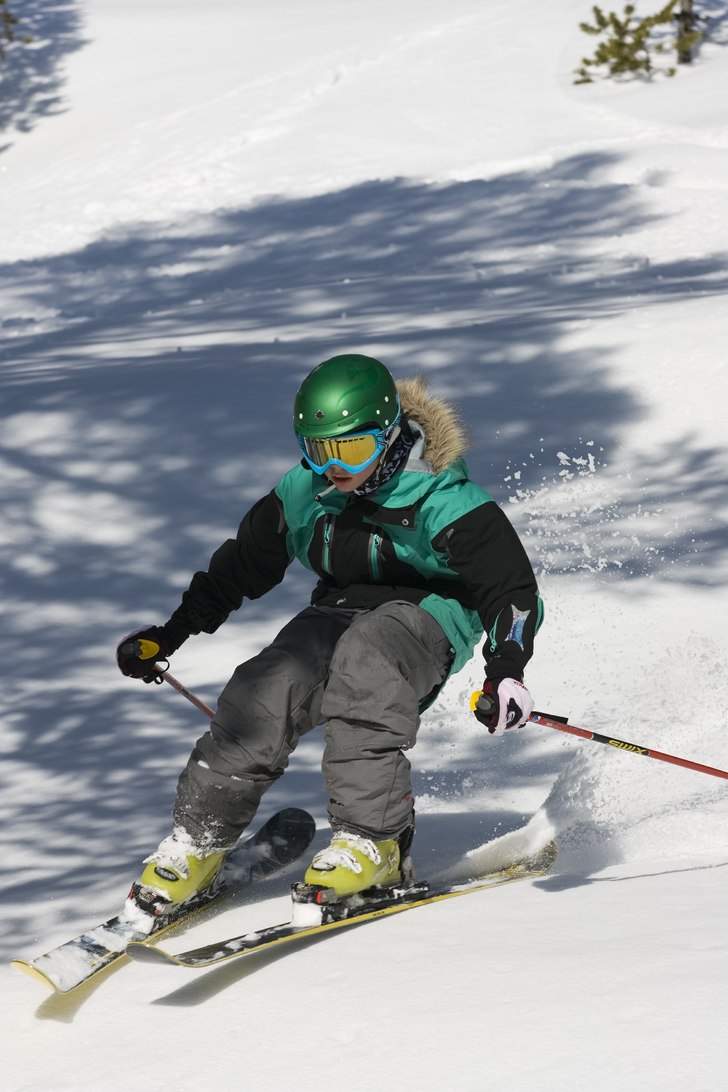 Skiing BC in the soft snow. Foto: Olav Haugaløkken. Åkare: Kristian Vollen.