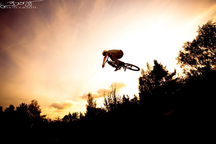 Lenny langer en shoulder buzzad table.. Foto: Simon Berggren. Åkare: Lenny Freij.