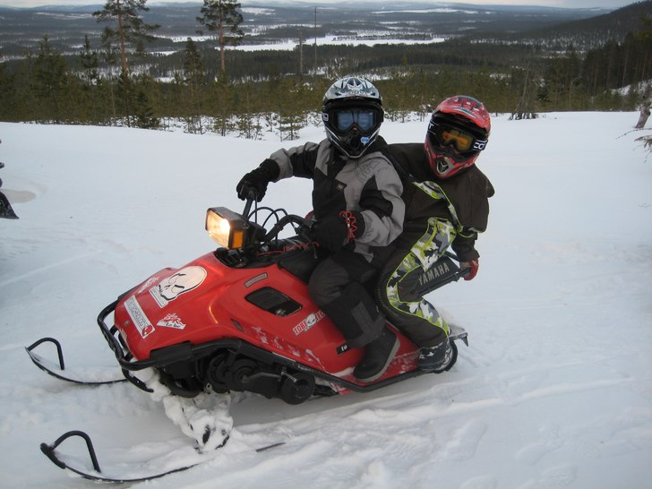 vi är uppe på klacken och åker lite..=). Foto: pappsen. Åkare: Jag o Simon G.