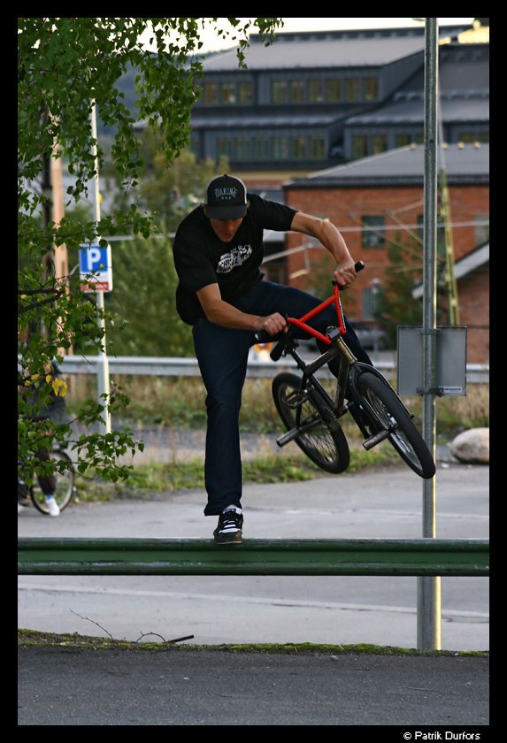 Ragnar stänker ner foten och slänger sig över r. Foto: Patrik Durfors. Åkare: Ragnar.
