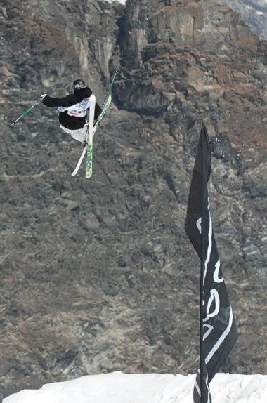 Sw 900 med en ganska tweekad mute...
Saas-Fee rid. Foto: Yves Garneau. Åkare: Henrik Harlaut.