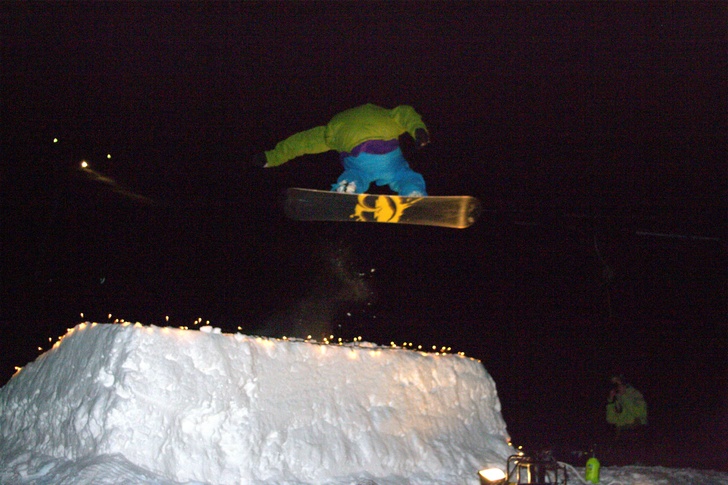 Filiph hoppar på Photo Night i Hallstabacken.. Foto: Jan Röhlander. Åkare: Filiph Näs.