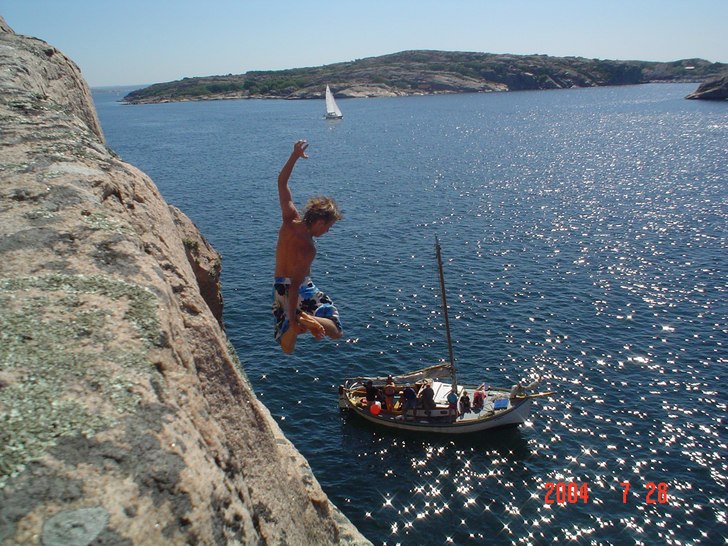 Sommarsommarsommar! Ett fint hopp från 17 meters . Foto: Fredrik Nyberg. Åkare: Per Wettergren.