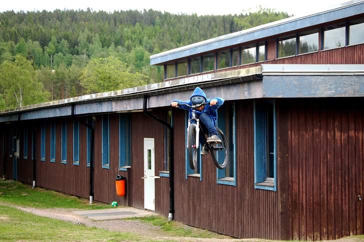 boostar lite upp i en bank.. Foto: Jesper Waller. Åkare: Simon Persson (jag).