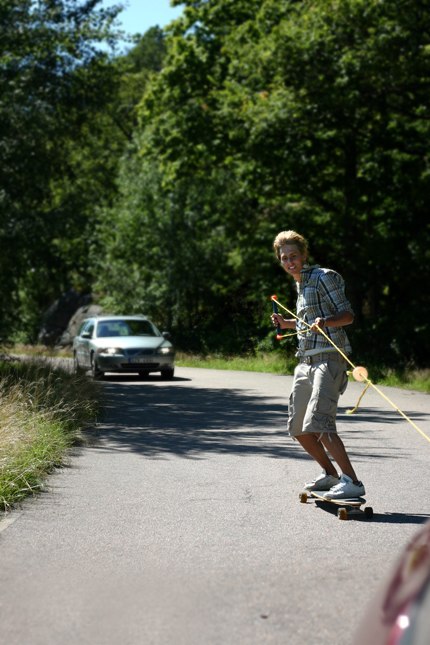 Dannes tur att "surfa" över asfalten en. Foto: Magnus Chöler. Åkare: Daniel Engblom.