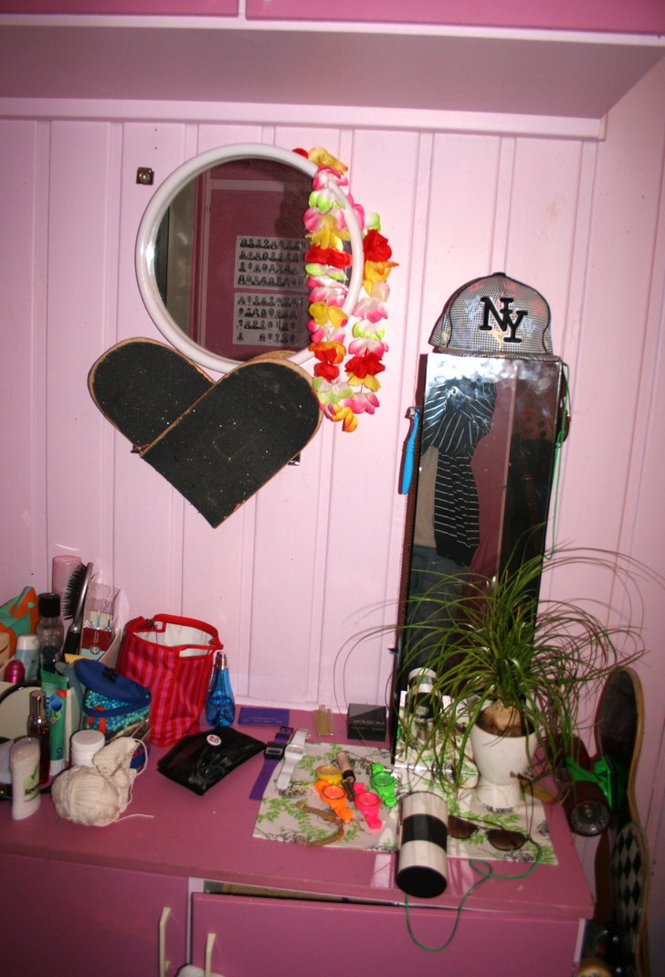 i live in a very pink rooooom. Foto: Isabella Gustafsson. Åkare: mina speglar, skateboards och klockor.