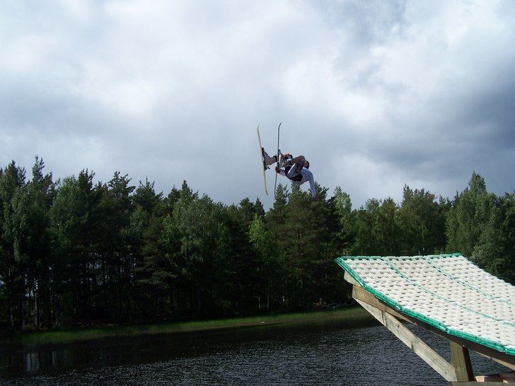 Leker Jon Olsson i vattenhoppet.... Foto: Oscar Bergsman. Åkare: olle westlund.