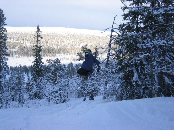 jag hoppar på litet hopp i tät skog!. Foto: Mikael Nilsson. Åkare: Fredrik Nilsson.