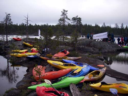 Publikens båtar vid freestyletävlingen i europac. Foto: Emma Lundgren.