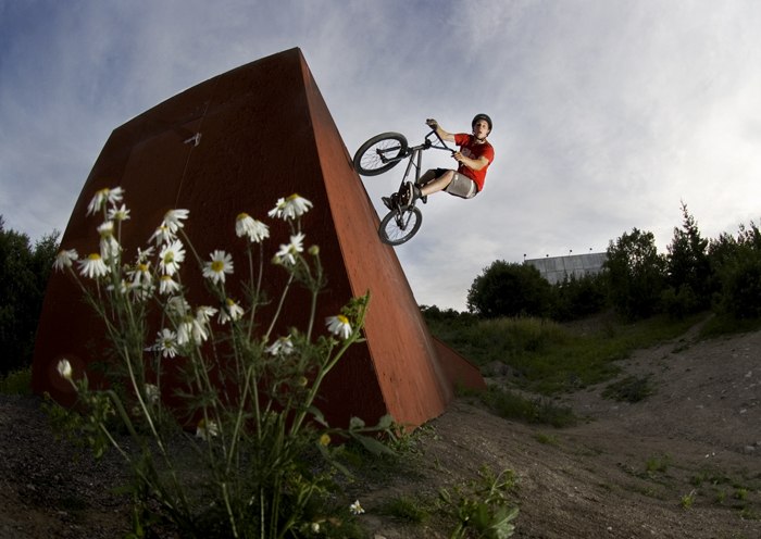 Fotad med 10.5mm och en radioutlöst blixt snett n. Foto: Mats Kahlström. Åkare: Henrik Kjellman.