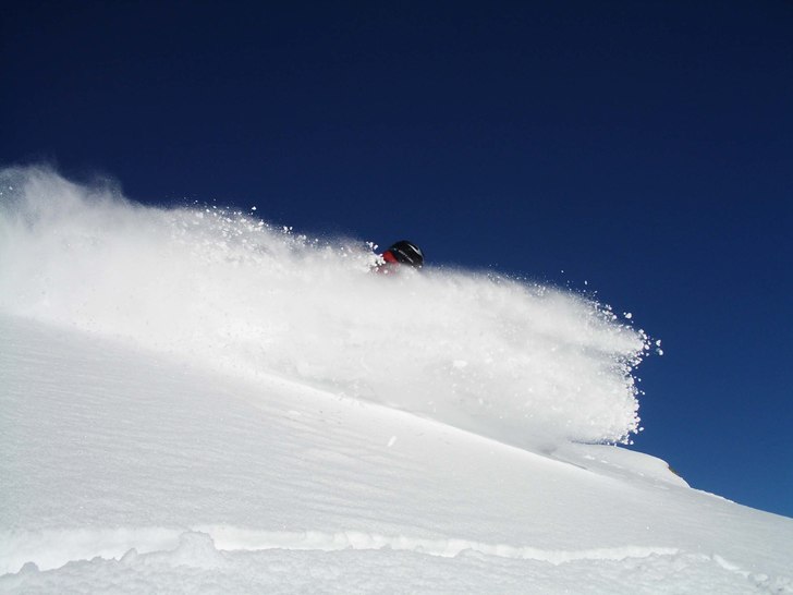Jonas äter puder på La Masse sluttningen. Foto: Isabelle Baumann. Åkare: Jonas Orgård.