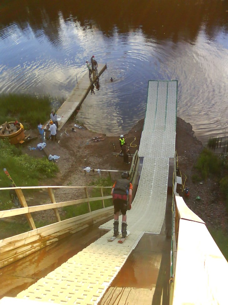 Erik på väg ner i rampen...han ska hoppa!. Foto: Daniel Roos. Åkare: Erik Pousette.
