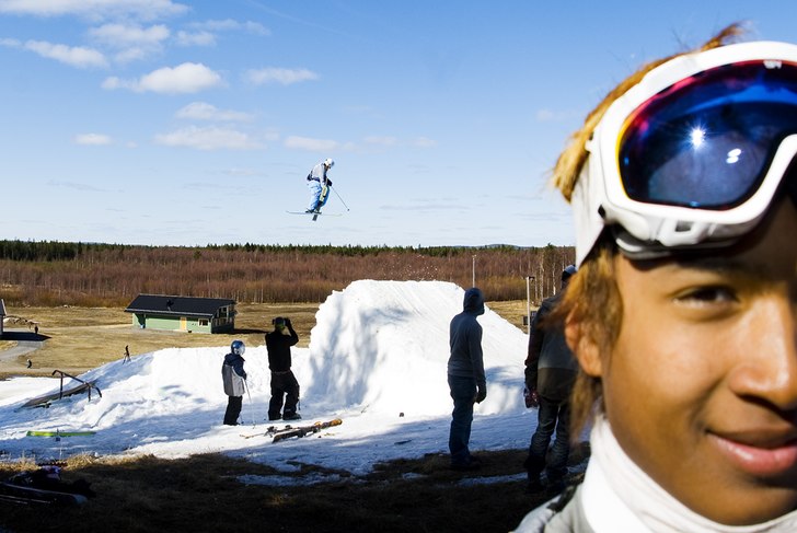 Sante står å posaaar å nån kör i bakgrunden... Foto: Simon Pontér. Åkare: Patrik Jonsson.. och Sante.