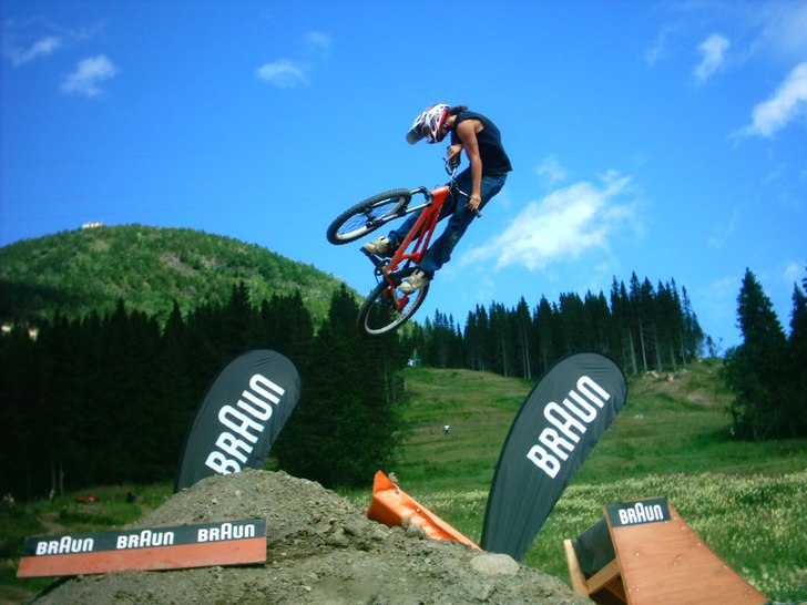 en kille som har en liten hopp session. Foto: tommy silfverblad. Åkare: okänd.