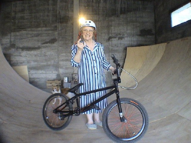 mormor laddar med bmxen :). Foto: vet ej. Åkare: mormor.