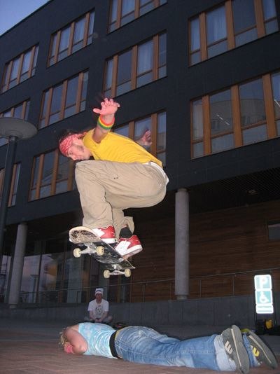 gör en ollie över min lilla stora syster.. Foto: Johan Mårtensson. Åkare: Anders Fröderberg.