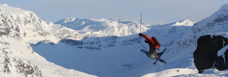 Henke laddar till en magnifik inramning från Vass. Foto: Johan Pettersson. Åkare: Henrik Gillgren.