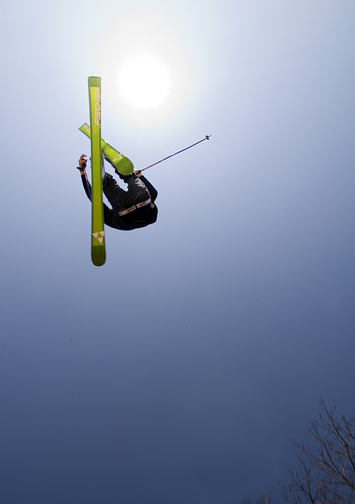 Jeans-air i vårsol på Chalmers.. Foto: Kjetil Simonsen. Åkare: Victor Ericson.