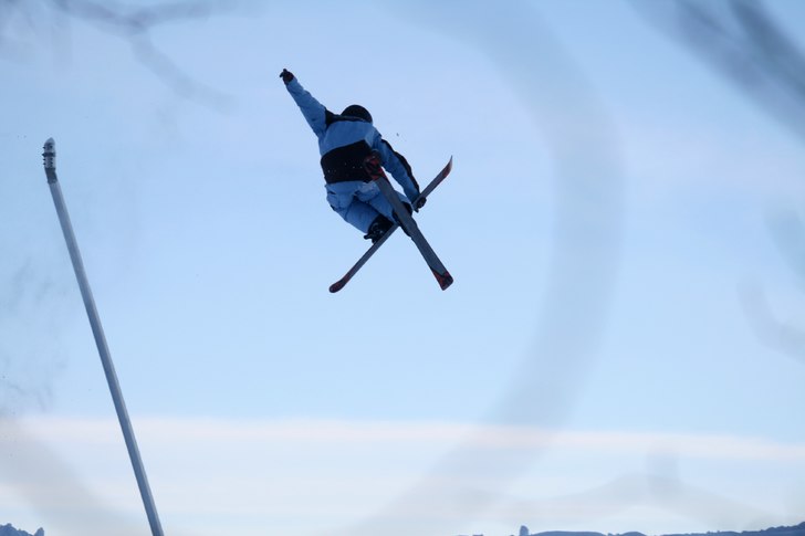 en 5a mute grab i grönklitt!. Foto: Julius Aspman. Åkare: Rasmus Ericson.